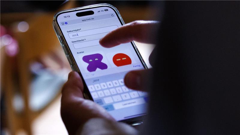Neue App soll gegen Onlinesucht bei Jugendlichen helfen Im Schnitt verbringen 15-Jährige in Deutschland laut OECD fast sieben Stunden täglich an diversen Bildschirmen (Archivbild).