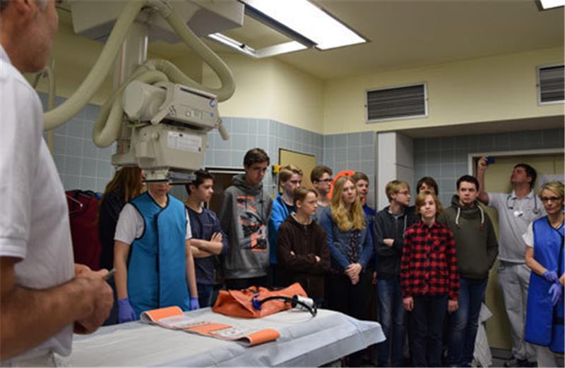Im Schockraum: Dr. Jörg Franke, Chef der Unfallchirurgie, zeigt den Schülern seine operative Schaltzentrale. Foto von Borstel
