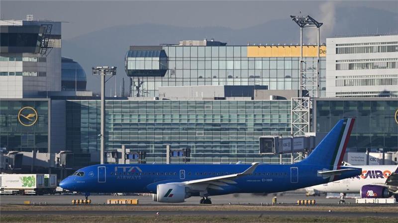 Im Schoß der Mutter: Ita-Airbus zu Gast am Lufthansa-Drehkreuz Frankfurt.