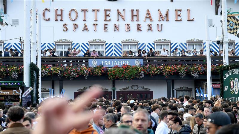 Gericht gibt grünes Licht für Aufbau der Wiesn-Zelte Im Schottenhamel wird traditionell das Oktoberfest eröffnet. (Archivbild)