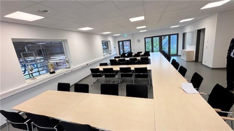 Das macht den Feuerwehrneubau in Dammhausen so besonders Im Schulungsraum des Feuerwehrneubaus in Dammhausen finden alle 38 aktiven Feuerwehrleute Platz.