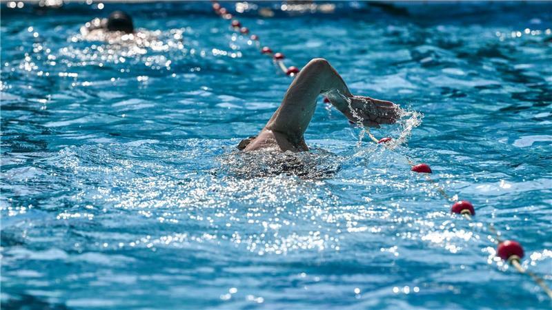 Bilder des Tages Im Schwimmbecken vom Sommerbad Wuhlheide ziehen Besucher ihre Bahnen. Mit Höchsttemperaturen von bis zu 37 Grad nähert sich die aktuelle Hitzewelle ihrem Ende.