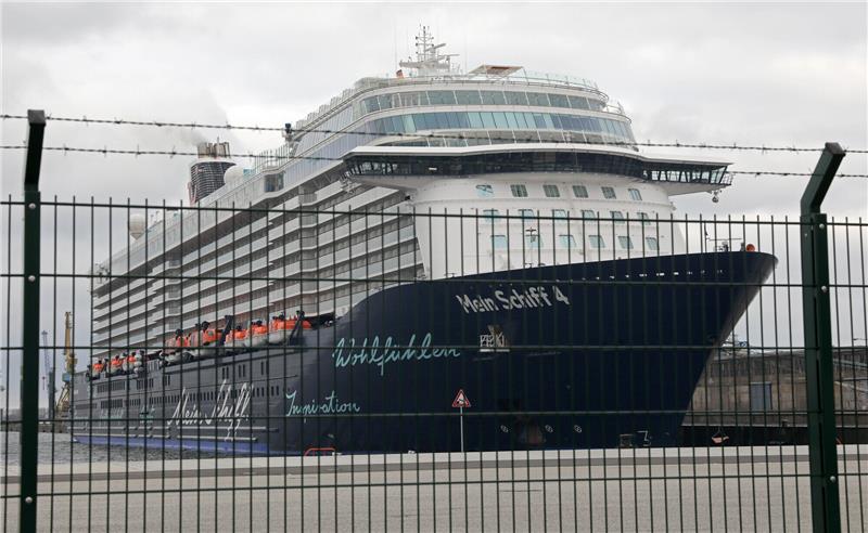 Polizei ermittelt gegen Kapitän der „Mein Schiff 4” Im Seehafen Rostock Port liegt das Kreuzfahrtschiff "Mein Schiff 4" im Sicherheitsbereich hinter einem Zaun. Archivfoto: Bernd Wüstneck/dpa-Zentralbild/dpa