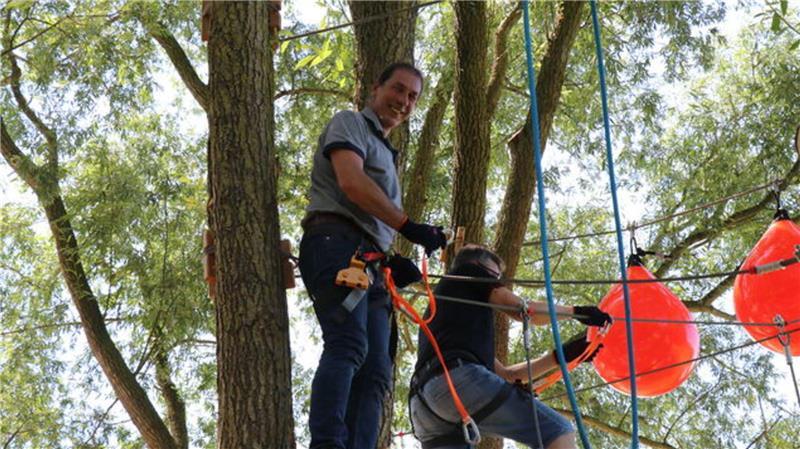 Mit der Seilrutsche über den See: Kletterpark in Otterndorf ist eröffnet Im Selbstversuch: Samtgemeindebürgermeister Frank Thielebeule in den Bäumen des Kletterparks.
