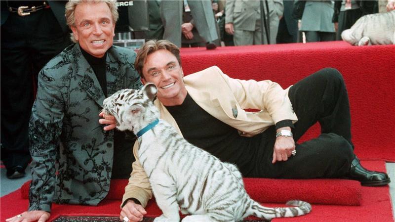 Im September 1994 posieren Siegfried und Roy mit einem weißen Tigerbaby auf ihrem Stern auf dem Walk of Fame in Hollywood.