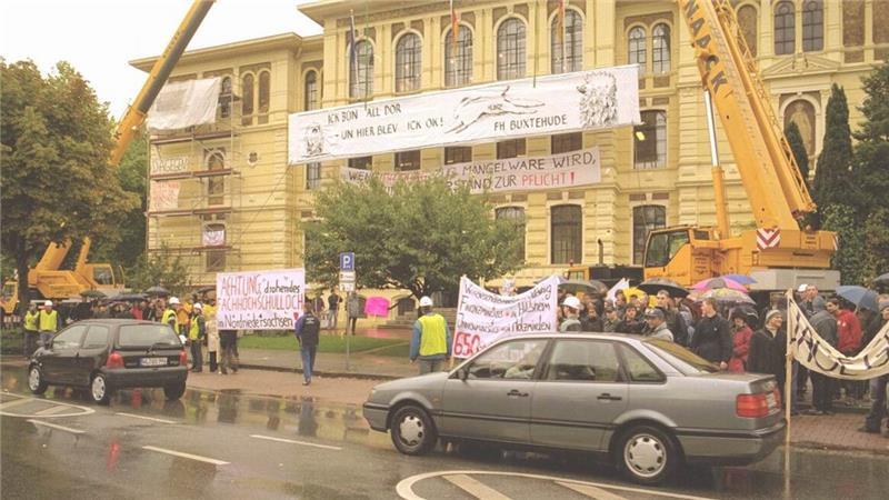 Im September 2003 stand die Fachhochschule Buxtehude im Zeichen des Protests. Die Landesregierung beabsichtigte, sie zu schließen.