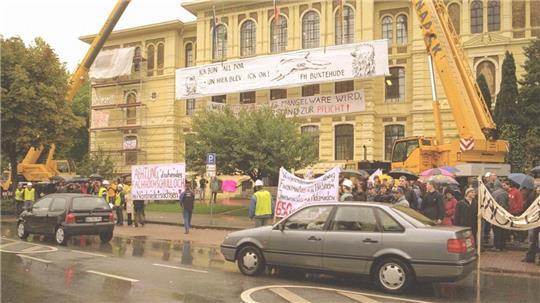 Im September 2003 stand die Fachhochschule Buxtehude im Zeichen des Protests. Die Landesregierung beabsichtigte, sie zu schließen.