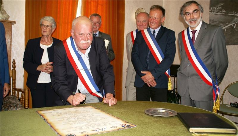 Im September 2016 haben eine Jorker Delegation und Vertreter der Partnergemeinden in Presqu’Île de Brotonne noch einen Vertrag zur Bekräftigung der 30-jährigen Partnerschaft unterzeichnet. Von links: Jean-Pierre Girod, Präsident des Naturpa