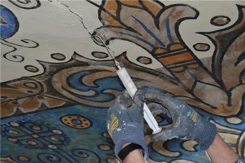 30.000 Euro sollen wertvolle Jugendstildecke retten Im September 2020 wurde die Deckenmalerei in der Freiburger St.-Wulphardi-Kirche notgesichert, indem Mörtel in die Risse injiziert wurde und an schadhaften Stellen Reispapier aufgeklebt wurde. Fotos: Helfferich