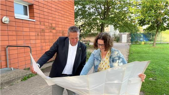 Im September 2023 schauten Bürgermeister Timo Gerke und Schulleiterin Tina Reiß noch voller Optimismus auf die Um- und Neubaupläne. Im Hintergrund steht die Turnhalle.