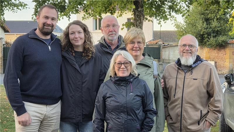 „Geredet und getrunken“: Wie in Harsefeld aus Partnerschaft Freundschaft wurde Im September 2025 bei einem Besuch in Asfeld (von links): Nico und Mailin Timmermann, Jörg Heins und Ina Hildebrandt-Heins sowie Mireille und Didier Fleury.