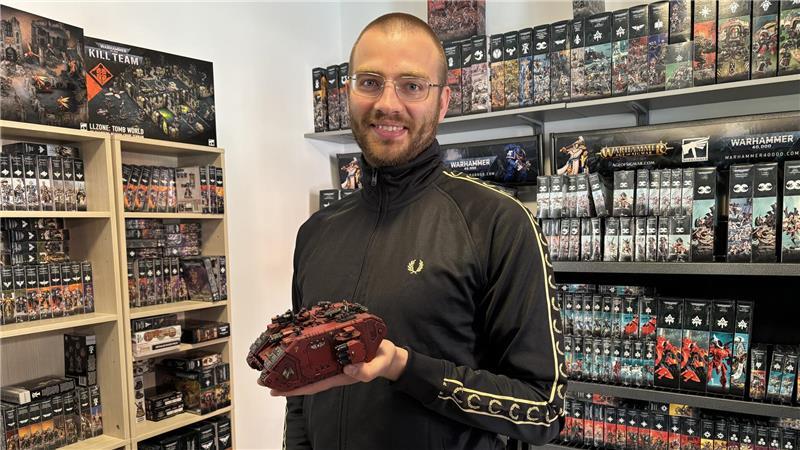 In diesem Horneburger Laden bekämpfen sich Piraten, Orks und Aliens Im September 2025 hat Marcel Heins seine Leidenschaft zum Beruf gemacht. Im Tabletop Kontor in der Langen Straße können Fans ihr Material kaufen und beim Spielen im Obergeschoss ausprobieren.