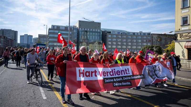 Im September demonstrierten Zehntausende auf DGB-Demos gegen Sozialabbau, nun warnen DGB und andere Verbände vor konkreten Kürzungsplänen. (Archivbild)