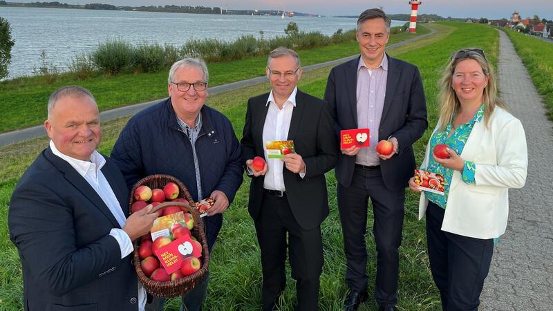Diese EU-Entscheidung rettet Obsthöfe vor dem Aus Im September forderten Claus Schliecker und Jens Stechmann von der Bundesfachgruppe in Jork mit den CDU-Politikern Norbert Lins, David McAllister und Birgit Butter das Aus der rot-grünen Pflanzenschutzreduktionspläne in Brüssel.