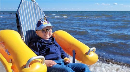 Im September hat Tino bereits einen Aufenthalt an der Ostsee genießen dürfen. Möglich gemacht hatte das der „Wünschwagen“ des Arbeiter-Samariter-Bundes. Jetzt wird der krebskranke Junge mit seiner Familie in Butjadingen zu Gast sein.