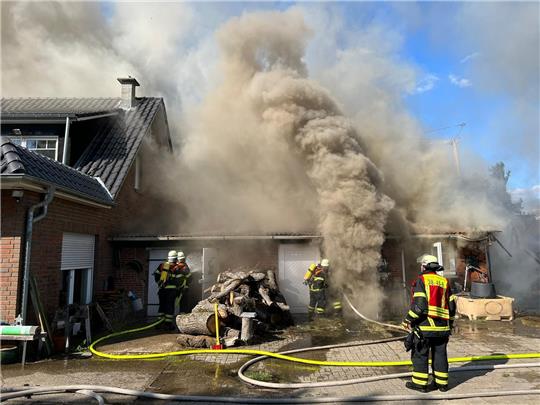 Im September rettete die Feuerwehr mehrere Häuser vor den Flammen. Drei Retter wurden durch die Rauchgase verletzt. Foto: Brandt