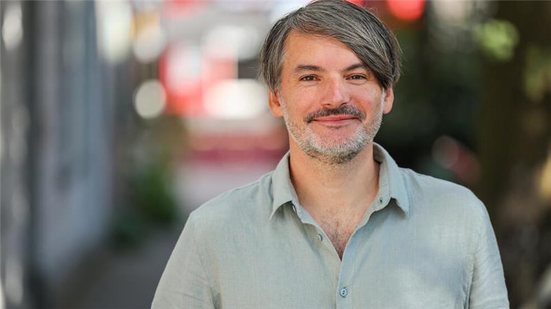 Saša Stanišić: „Auch mit dem Smartphone lassen sich Geschichten erzählen“ Im September veröffentlichte Saša Stanišić sein neues Buch „Hey, hey, hey Taxi 2“.