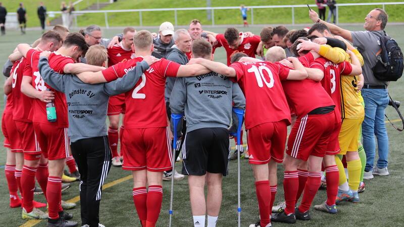 Im Siegerkreis erzählt Filippo Callerame seinen Spielern, dass ihr Auftritt ihm Gänsehaut bereitet hat. Teammanager Stefan Hink filmt die Party.