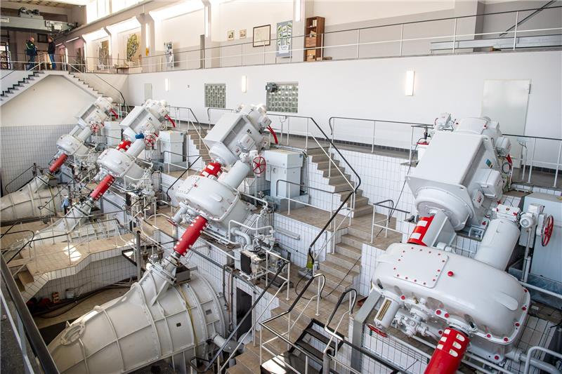 Im Siel und Schöpfwerk Knock sind vier Pumpen zur Binnenentwässerung verbaut. Angesichts drohender Klimafolgen müssen die Binnenentwässerungssysteme laut Wissenschaftlern und Entwässerungsverbände im westlichen Ostfriesland dringend angepasst werden. Foto: Sina Schuldt/dpa