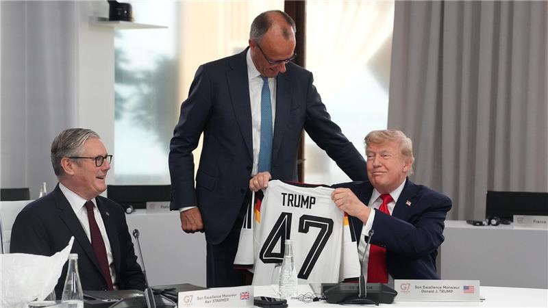 Im Sitzen nahm der US-Präsident sein Geschenk entgegen. 