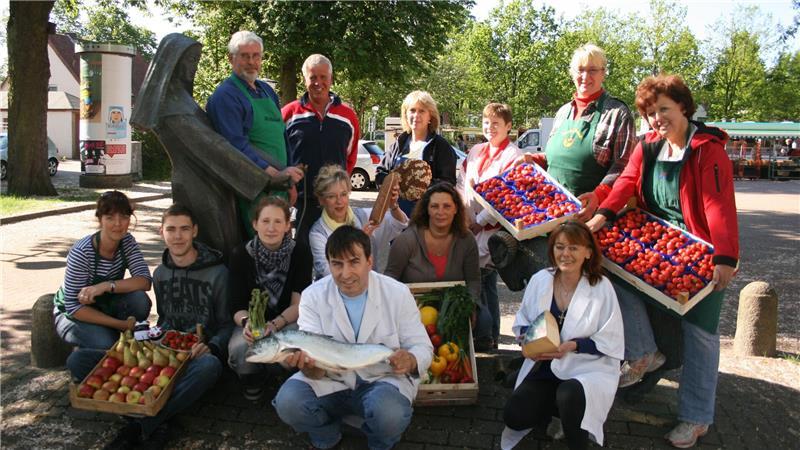 75-jähriges Jubiläum: Was den Wochenmarkt in Altkloster besonders macht Im Sommer 2010 veranstalteten Marktbeschicker auf dem Wochenmarkt Altkloster einen Schlemmertag. Damit wollten sie den Markt noch bekannter machen.