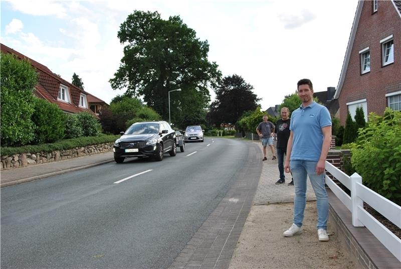 Im Sommer 2021 hatten sie eine Verkehrsberuhigung am Ortseingang gefordert: Torben Wicht, Gerd Otto und Holger Dobirr (von rechts) vor ihren Häusern auf der Hauptstraße (Kreisstraße 37) in Bliedersdorf. Jetzt ist eine erste Maßnahme geplant