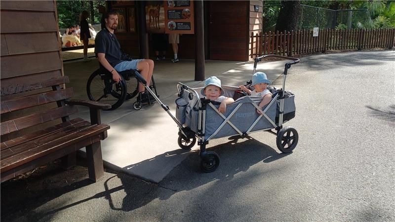 „Aufgeben ist nicht“: So bewältigt Leon Wittler aus dem Heidekreis seinen Alltag mit MS Im Sommer 2025 ging es für Familie Wittler in den Urlaub nach Australien. Am Bollerwagen für die Kinder hatten sie einen Griff befestigt, an dem sich Leon festhalten konnte, wenn er die Kraft für den Rollstuhl verlor. Seine Frau Johanna zog dann alle drei.