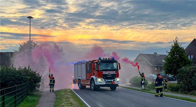 Feuerwehrleute im Alten Land feiern ihren Florian Stade 38-26-3 Im Sommer begrüßten Feuerwehrleute aus den Reihen der Ortsfeuerwehren Stade (Zug I) und Hollern-Twielenfleth das TLF 4000.