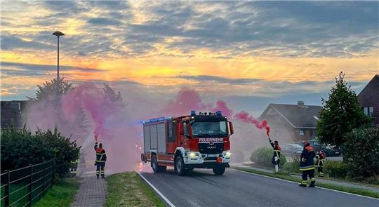 Im Sommer begrüßten Feuerwehrleute aus den Reihen der Ortsfeuerwehren Stade (Zug I) und Hollern-Twielenfleth das TLF 4000.