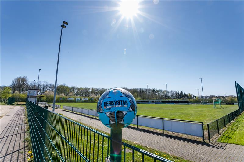 Im Sommer erstrahlt der Platz im Stadion am Auetal - doch in den Wintermonaten setzt Nässe den Plätzen deutlich zu. Foto: Jörg Struwe