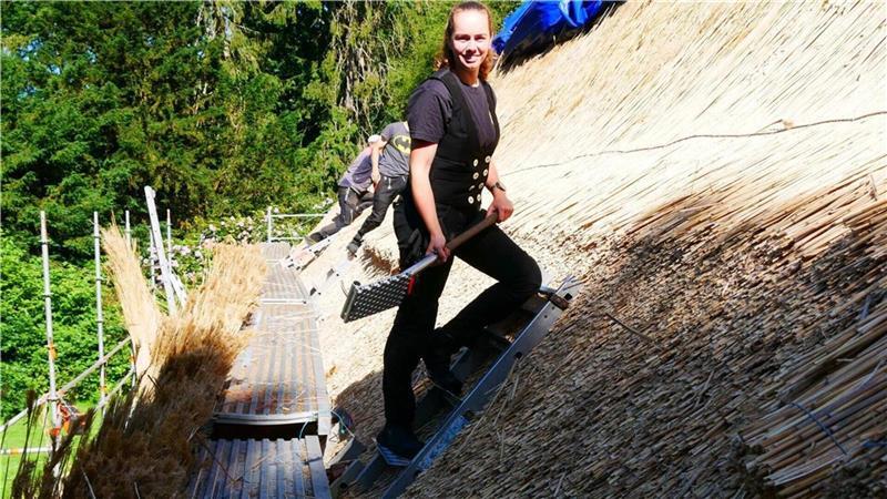 Im Sommer fangen Laura und ihre Kollegen eine Stunde früher an, sonst wird es zu heiß auf der Baustelle - denn Schatten gibt es beim Dachdecken nicht.