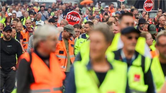 Im Sommer haben Hafenarbeiter in Hamburg und Bremerhaven mit Warnstreiks Druck auf die Tarifverhandlungen ausgeübt.