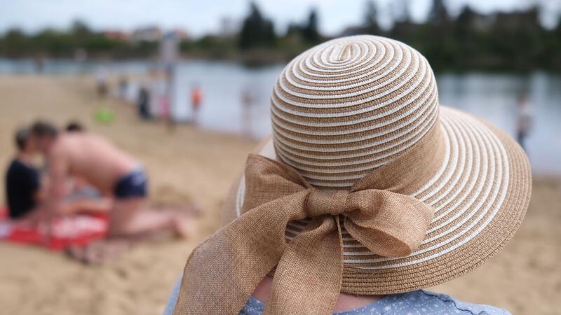 Hilft Thymian-Öl beim Wachsen? Sechs Haar-Mythen im Check Im Sommer schützen Haare die Kopfhaut vor Sonnenstrahlen. Allerdings sind auch die Haare selbst anfällig für Schäden. Ein altbekanntes Mittel: Der Sonnenhut. (Symbolbild)