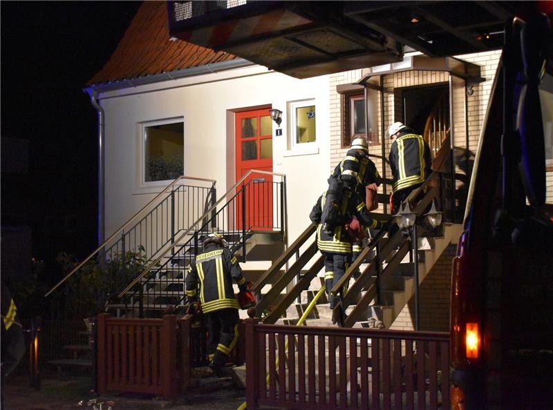 Im Souterrain eines Buxtehuder Mittelreihenhauses brannte eine Küche, das Wohnhaus war zeitweise verraucht. Foto Vasel