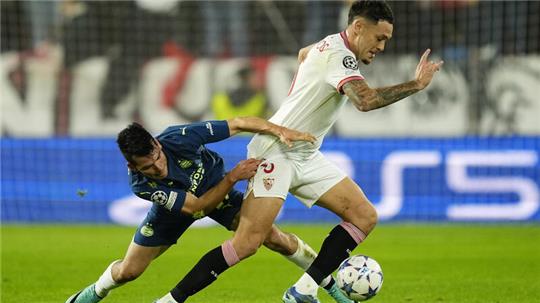 Im Spiel bei Rayo Vallecano wurde Lucas Ocampos (rechts) von einem Fan des Heimteams belästigt.