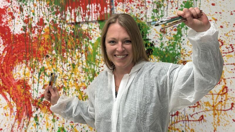 Im Splatter Room tobt Anika Gerdau sich mit Farbe aus.