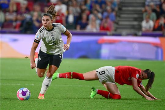 Im Sprint an der Gegnerin vorbei: Die Basis der DFB-Frauen um Lena Oberdorf ist eine gute physische Verfassung. Foto: Gollnow/dpa