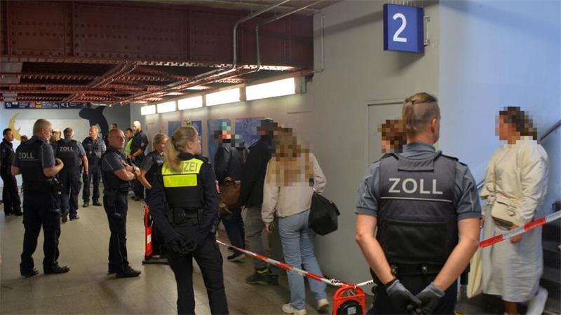 Im Stader Bahnhofstunnel wurden Bahnfahrer beim Ankommen an den Beamten vorbeigelenkt.