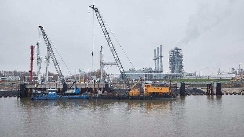 Schwimmendes LNG-Terminal in Stade angekommen Im Stader Energiehafen ist das Terminal in Betrieb genommen worden.
