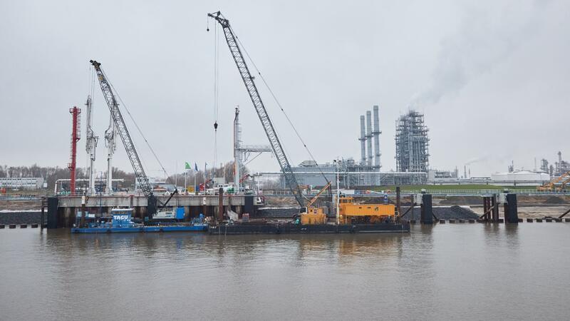 Im Stader Energiehafen ist das Terminal in Betrieb genommen worden.