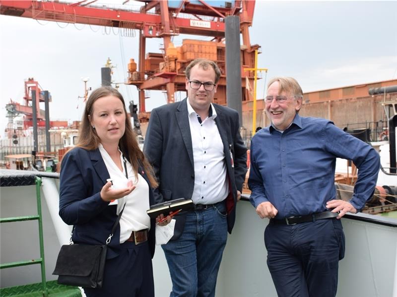 Im Stader Hafen: Bernd Lange (rechts) im Gespräch mit den beiden SPD-Landtagskandidaten Matthias Mittlmejer und Corinna Lange. Foto: Strüning