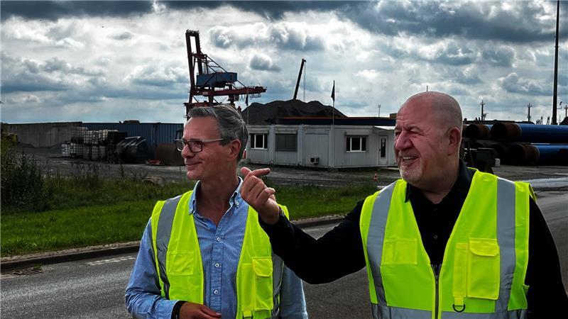 Größtes Altholzkraftwerk Deutschlands: Warum sich das Projekt in Stade verzögert Im Stader Hafen (hinter ihnen) und auf dem Gelände im Industriepark, auf das sie blicken, haben Jörg Dobbrunz (links) und Stefan Schmidt, die Geschäftsführer der Hansekraft, noch viel vor. Foto: Richter