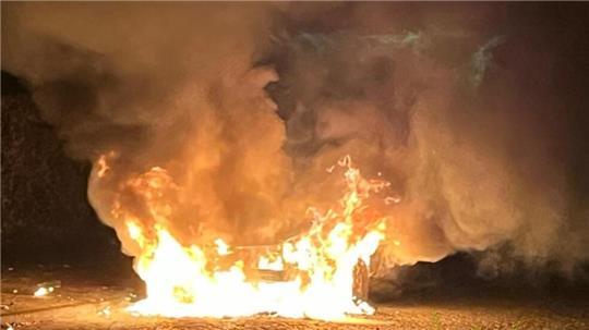 Im Stader Stadtteil Hohenwedel steht ein Auto in Flammen. Die Feuerwehr greift ein.