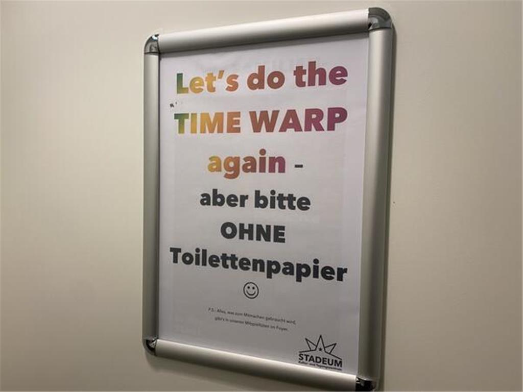 Im Stadeum ist bei der Show kein Toilettenpapier erlaubt. Eine Mitmachtüte sorgt...