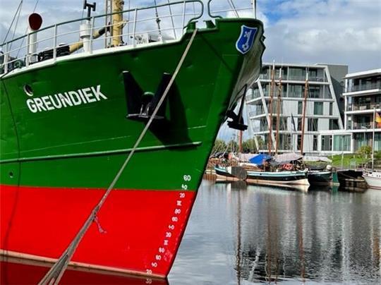 Im Stadthafen Stade liegt das Küstenmotorschiff Greundiek vertäut. Beim „Open Ship“ zeigt es seine Geschichte zwischen Handel und Heimathafen.