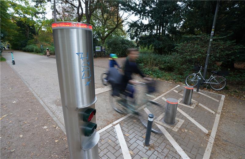 Mit Taxi zur Schule – Steuerzahlerbund beklagt Verschwendung Im Stadtpark wurde eine einfache Schranke durch die Poller-Anlage ersetzt. Foto: dpa