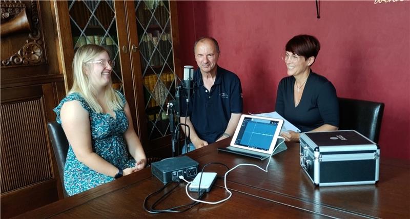 Erste Kommune im Kreis Stade: Horneburg hat jetzt einen Podcast Im Standesamt wird der Samtgemeinde-Podcast aufgenommen: Jacqueline Jur, Helmut Schneider und Vanessa Heider in ihrem „Studio“. Foto: Lohmann
