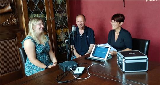 Im Standesamt wird der Samtgemeinde-Podcast aufgenommen: Jacqueline Jur, Helmut Schneider und Vanessa Heider in ihrem „Studio“. Foto: Lohmann