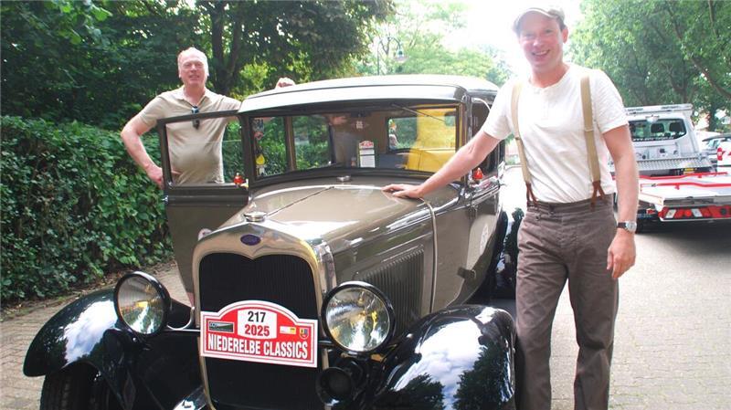 Niederelbe Classics: Coole Fahrer in ihren legendären Kisten Im Stil der 1930er Jahre: Beifahrer Christoph Schwan (links) und Fahrer Conrad Meyer aus Nottensdorf mit seinem Ford Model A.