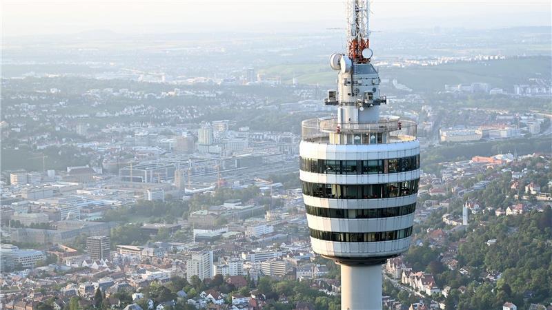 Im Stuttgarter Fernsehturm gibt es nicht nur Essen, sondern auch Yoga-Events oder Weinverkostung. (Archivbild)